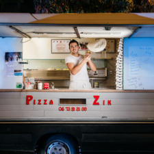 Tom - Depuis son plus jeune âge, Tom fabrique sa pâte à pizza avec passion et professionnalisme. 
13 ans plus tard, Tom et son camion parcours la région Rouennaise quatre soirs par semaine pour ravir les papilles des petits et des grands ! 
Le savez-vous ? Tom a participé au championnat de France de la pizza et est également détenteur d'un trophée de l'artisanat 